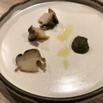 吉花 - 蝦夷鮑！
      道南の日本海側の天然物かなっていう、ものすご〜〜く味の濃い鮑。本州の人がこれ食べたらびっくりすると思う。しかも肝のソースの旨味が半端なくてこの一皿でパン完食（笑）美味しかった！