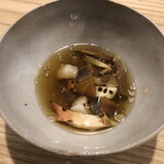 吉花 - 落葉きのこと北寄と帆立のスープ。
      北海道の秋の味覚・落葉きのこがとにかく美味しい！
      北寄と帆立はお出汁もいいし、炙っているのか具としてもしっかり味わいが合って楽しめるし、素晴らしい一品でした。