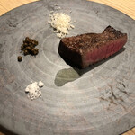 吉花 - 
      江別のブランド牛。
      きめ細やかで上品なサシ、噛むほどに味わいの強くなるような部位。
      しかも実山椒を合わせると旨味100倍。
      すごく美味しかった！