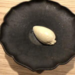 吉花 - ゴボウのジェラート。
      クローブかカルダモンか、香ばしくまた秋冬っぽいスパイスの香りがしました。