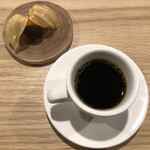 吉花 - ほおずきのチョコレートがけ、コーヒー。
      北見で栽培しているほおずきだそうですが、ものすごく美味しいです。かけてあるチョコがビターチョコなのも、ものすごく合っていてすごくたくさんの味と香りがしました！