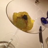 リストランテ ティー ブイ ビー - 鱧の焼霜と巨峰、コンソメのジュレにキャビアを乗せて