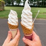 八紘学園 農産物直売所 - 【2020年09月】カミさんと。　右はソフトクリーム大＠300円、左は同小＠180円だけど、小はカミさん一口食べちゃってた(笑)。