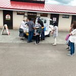 八紘学園 農産物直売所 - 【2020年09月】とうきび、軽トラ販売にお客さんが（密を避けながら）群がる