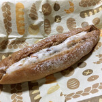 DONQ - 果実とナッツのクリームサンド ¥260