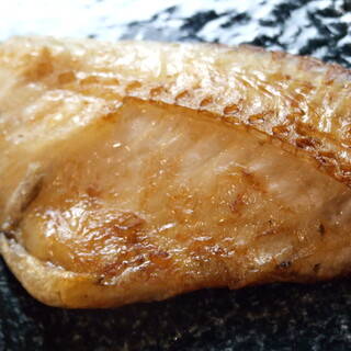 【昼は干物定食夜はひもの酒場】