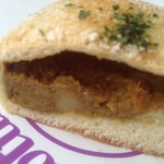 ロータスバゲット - じゃがいも焼きカレーパン断面