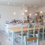 natural cafe & deli COUCOU - 広く落ち着いた店内