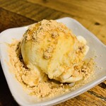 Vanilla ice cream with brown sugar syrup and soybean flour