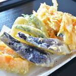 かよちゃんの店 すずな - 天ぷら定食！地元野菜など、旬の天ぷらに、日替り小鉢3種、ごはん、お味噌汁、漬物、デザートが付きます(ごはん、お味噌汁はおかわり出来ます)
