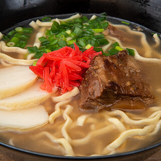 冬季メニューの「ミミガー入り豚キムチ鍋」は体が温まる一品