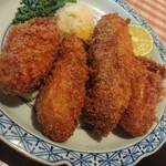 洋食勝井 - 牡蠣、でかいの一個とツレの海老フライを替えっこしました。