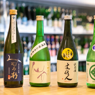 純米酒が壁にずらり！定番銘柄から超レアものまでございます
