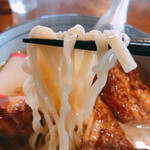 沖縄そば - 麺はちゅるちゅる平打ち麺