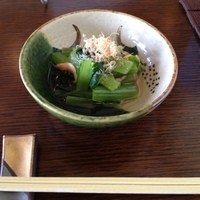 御曹司きよやす邸 鎌倉プリンスホテル店 - 先付け、小松菜と桜海老の煮付け