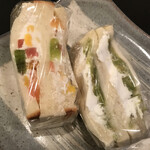 ほうの木 - フルーツサンド320円と栗と抹茶のムースサンド320円^ ^