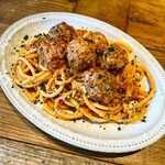 Weekend Garage Tokyo - 料理写真:ミートボール トマトクリーム ブカティーニ