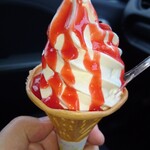 Makibano Omotenashi - トッピングソフトクリーム350円のイチゴ