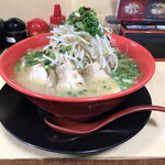 九州宮崎ラーメン響 - 赤ラーメン　もやしたっぷりでさっぱりでした。