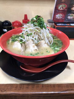 九州宮崎ラーメン響 - 赤ラーメン　もやしたっぷりでさっぱりでした。