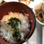 ニューあかいけ - このご飯が進みます。ジャコと山菜のご飯。無敵です。