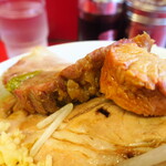 ラーメン二郎 - 豚の厚み