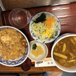 Inakaya - 親子丼ランチ　900円税込
                      親子丼、サラダ、ミニうどん、漬物
                      セットうどんをカレーうどんに変更＋150円
                      