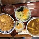 田舎家 - 親子丼ランチ　900円税込
親子丼、サラダ、ミニうどん、漬物
セットうどんをカレーうどんに変更＋150円
