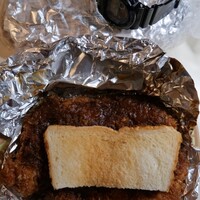 パンからはみ出るカツサンド400円 By 黒蜜さつまいもきな子 チャンポンハウスたつや 日向新富 パン サンドイッチ その他 食べログ