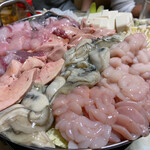 豊田屋 - アンコウ、あん肝、白子、牡蠣の鍋