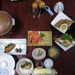 Itamoto - テーブルには色々な料理が。