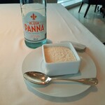 モード ディ ポンテベッキオ - 有料のお水ACQUA PANNAとパスタに別添えのパルミジャーノ、鴨のパスタに追いパルミジャーノでますます厚みのある美味しさに