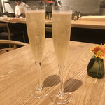 ラ・トラース - 乾杯のシャンパン☆
            グラスが手作りのもので一つ一つ形が違うのが素敵です。