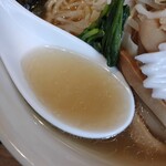 ヤマネコ軒 - 背脂もない無化調の貝出汁スープ
