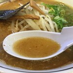 Harupin Ramen - ではいただきます。
                        
                        どれ！
                        
                        
                        お！ちょっと辛味のある汁。
                        
                        が、想像と見ためとは違って薄味だな。
                        
                        
                        