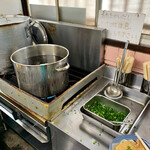 讃岐うどん がもう - 左側が熱い出汁　薬味　　天ぷらの向かいにあります