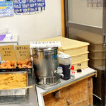 讃岐うどん がもう - 天ぷら横に冷たい出汁