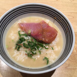 日本橋海鮮丼 つじ半 神楽坂店 - 鯛出汁茶漬けにブリをのせて。合わないと感じたので、この後撤去。