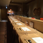 日本橋海鮮丼 つじ半 - パーティション付きのカウンター席。