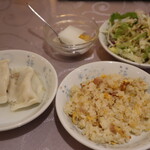 麻辣四川 - セルフコーナーから取ってきた炒飯、水餃子、サラダ、杏仁豆腐