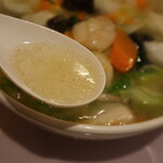 麻辣四川 - 海鮮湯麺のスープ