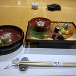 御花 - ◆先附　鯵酢〆長芋昆布巻き 針野菜　加減酢・・九州産の鯵を酢〆にし、長芋と昆布を巻いた品 ◆前菜　里芋団子　卵黄西京漬　秋刀魚筒煮　春菊白和え　銀杏串　大黒占地茶香焼き・・お月見をテーマにした前菜