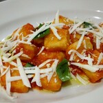 コーダ - じゃが芋ニョッキトマトバジル羊チーズ