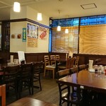 大連食府 - 店内、席が広め