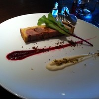 Wattle Tokyo - 前菜、六種の肉を煮込んでパイ、ビーツソース