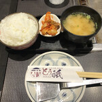 Okonomiyaki Teppanyaki Tougi - 絶品の白ごはんと味噌汁とキムチ
