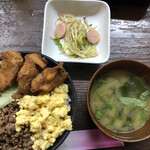 居喰処 光 - 2020/10/23
      本日の日替り 鳥唐三色丼 500円
