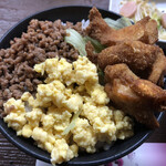 居喰処 光 - 2020/10/23
      本日の日替り 鳥唐三色丼 500円