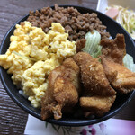 居喰処 光 - 2020/10/23
      本日の日替り 鳥唐三色丼 500円