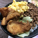 居喰処 光 - 2020/10/23
      本日の日替り 鳥唐三色丼 500円